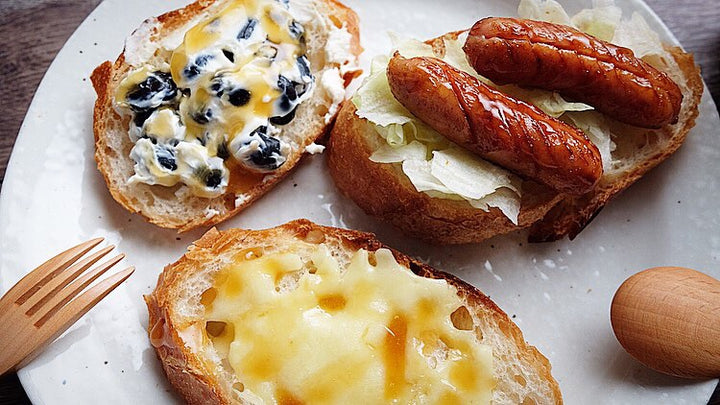 【朝食にピッタリ】マヌカハニー×チーズやソーセージを使ったお洒落なオープンサンドの作り方